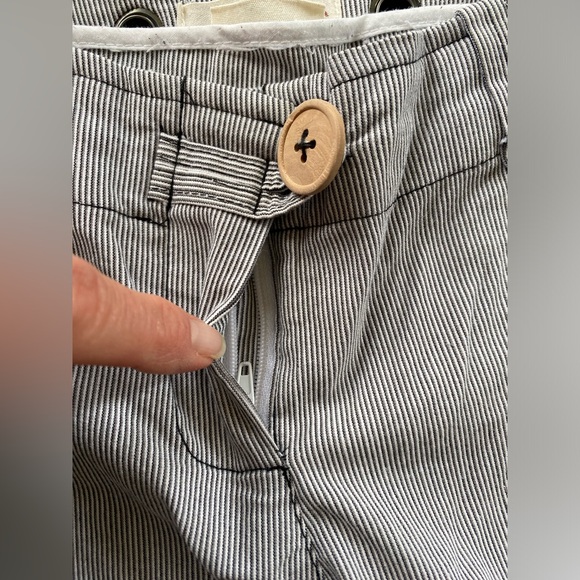 SUPER CUTE Zinc cargo style pant. Small pinstripe. Cute details! - Picture 14 of 16